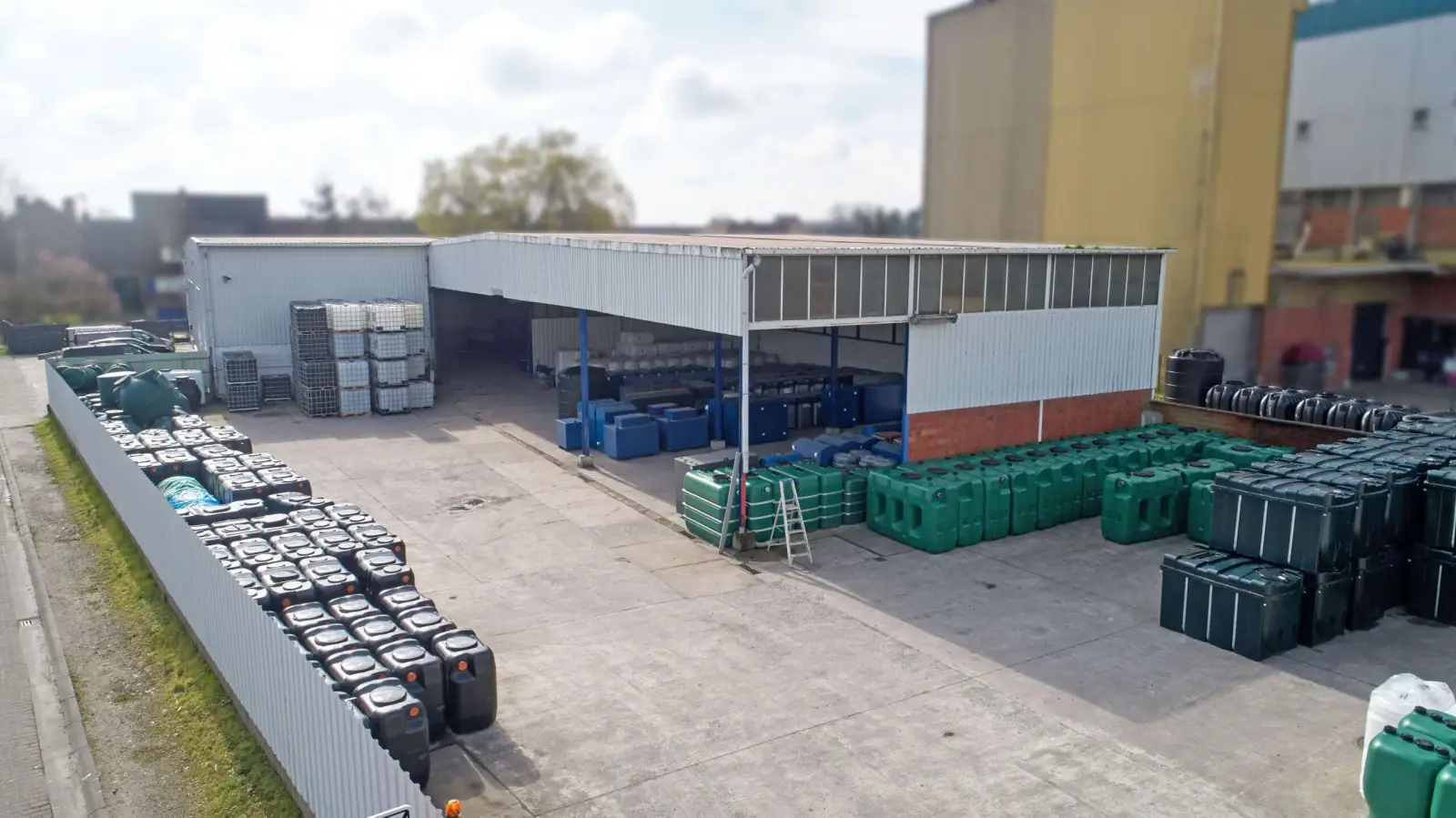 Dépôt Bollaert : cuves et citernes en stock dans la cour