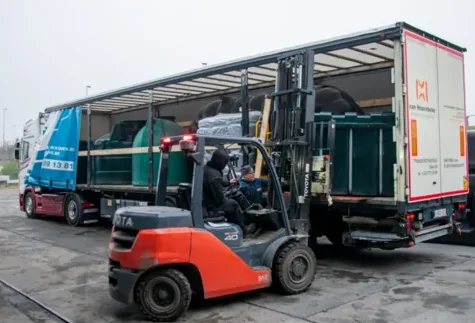 Déchargement des cuves du camion au chariot élévateur