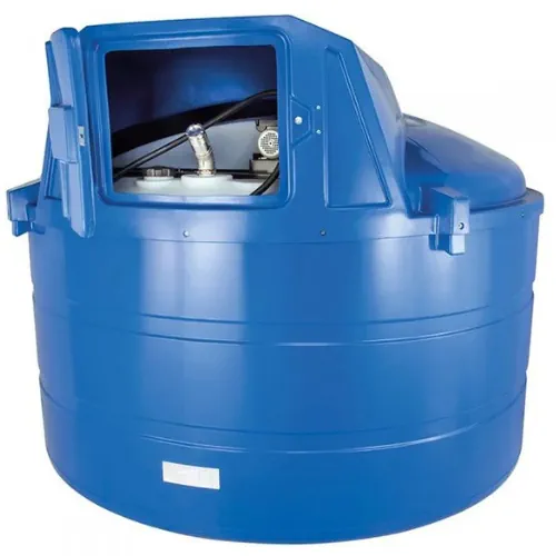 Cuve AdBlue ronde en plastique bleu, capot ouvert sur la pompe et le pistolet rangés à l’intérieur