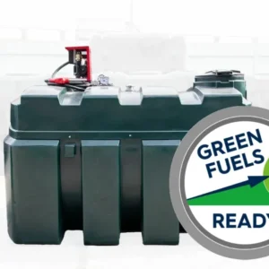 Citerne vert foncé rectangulaire en plastique, avec une pompe rouge et son flexible posés sur le dessus, logo Green Fuels Ready