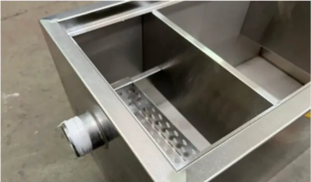 Bac dégraisseur en inox ouvert, avec son panier perforé et du ruban Téflon blanc sur le filetage de l’entrée