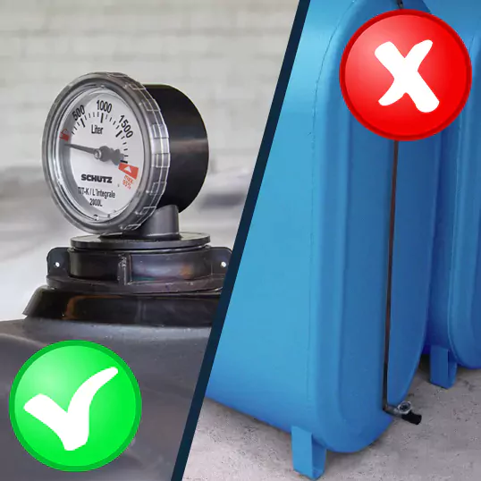 À gauche, jauge à cadran fixée sur le dessus d’une citerne ; à droite, citernes bleues équipées d’un tube de jaugeage transparent sur le côté